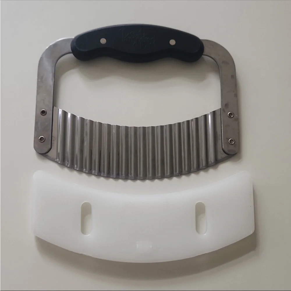 The Pampered Chef Crinkle Cutter  Stainless Steel with plastic guard RETIRED